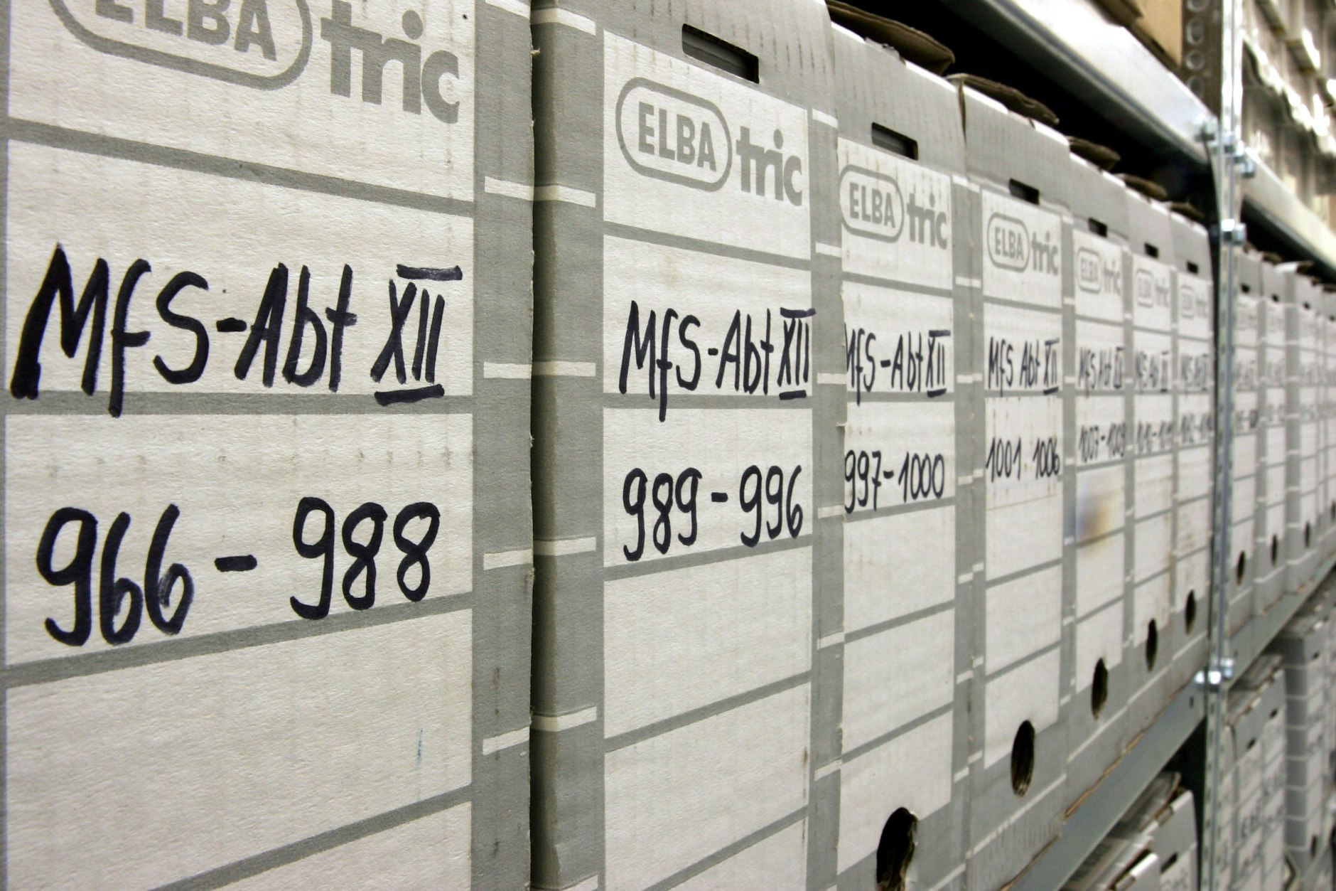 Regale mit Akten des einstigen Ministeriums für Staatssicherheit der Deutschen Demokratischen Republik im Archiv der Stasi-Unterlagen-Behörde.