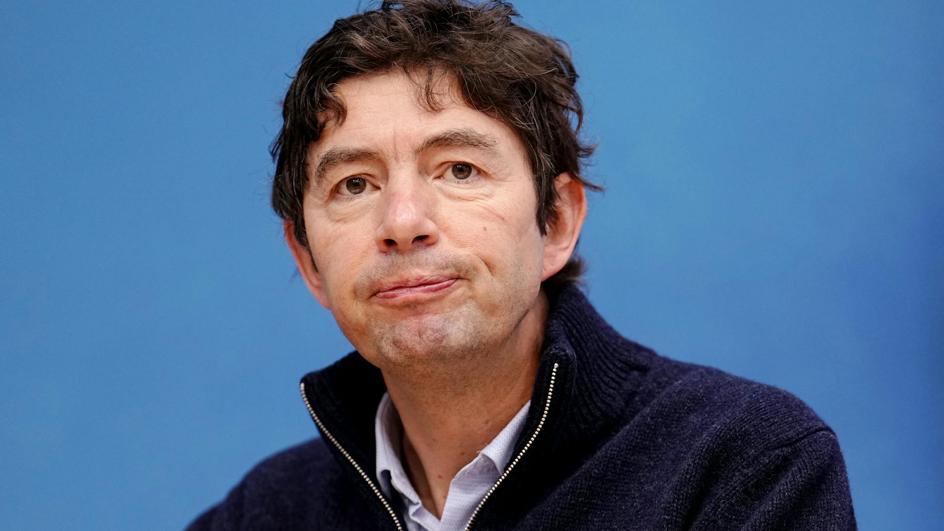 Christian Drosten, Direktor des Instituts für Virologie an der Berliner Charité, ist 2022 auf einem Campingplatz angefeindet worden. Nun ist ein Paar von einem Gericht in Waren (Mecklenburg-Vorpommern) deshalb verurteilt worden. (Archivfoto)