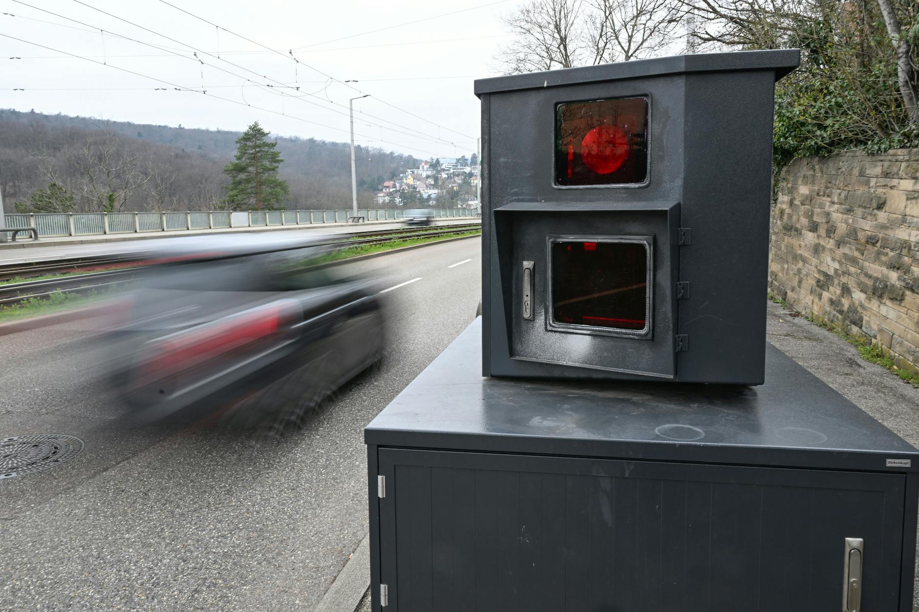 Ein Auto fährt auf einer Zufahrtsstraße zur Innenstadt von Stuttgart an einem Blitzer zur Geschwindigkeitskontrolle vorbei. (Archivfoto) 