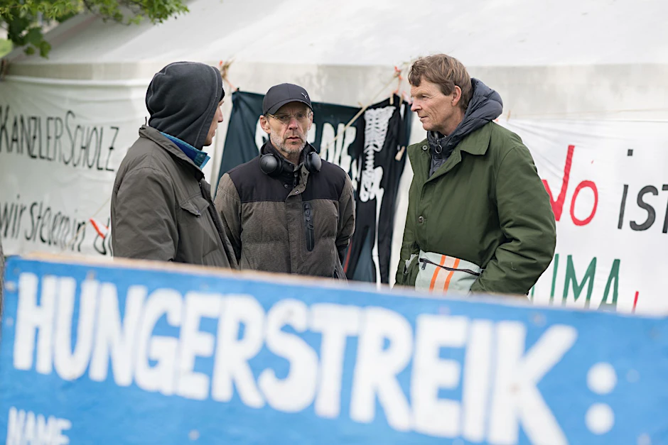 Wolfgang Metzeler-Kick (l-r), Richard Cluse und Michael Winter unterhalten sich im Hungerstreik-Camp.  