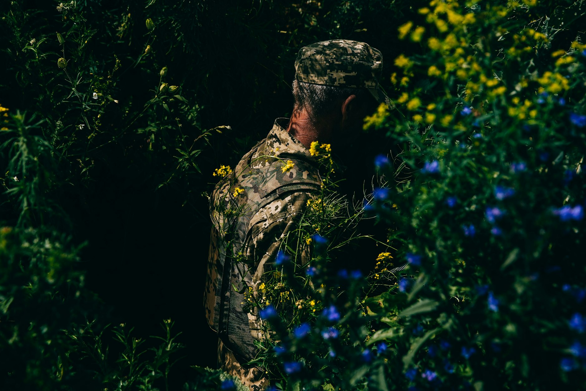 Die Auszeichnung in der Kategorie „Offenes Format“ geht an die ukrainische Fotojournalistin und Dokumentarfilmerin Julia Kochetova, die in Zeiten nachlassender Aufmerksamkeit die Realitäten eines Landes im Krieg zeigen. Das Bild zeigt einen Wehrpflichtigen bei der Ausbildung durch US-Freiwillige.