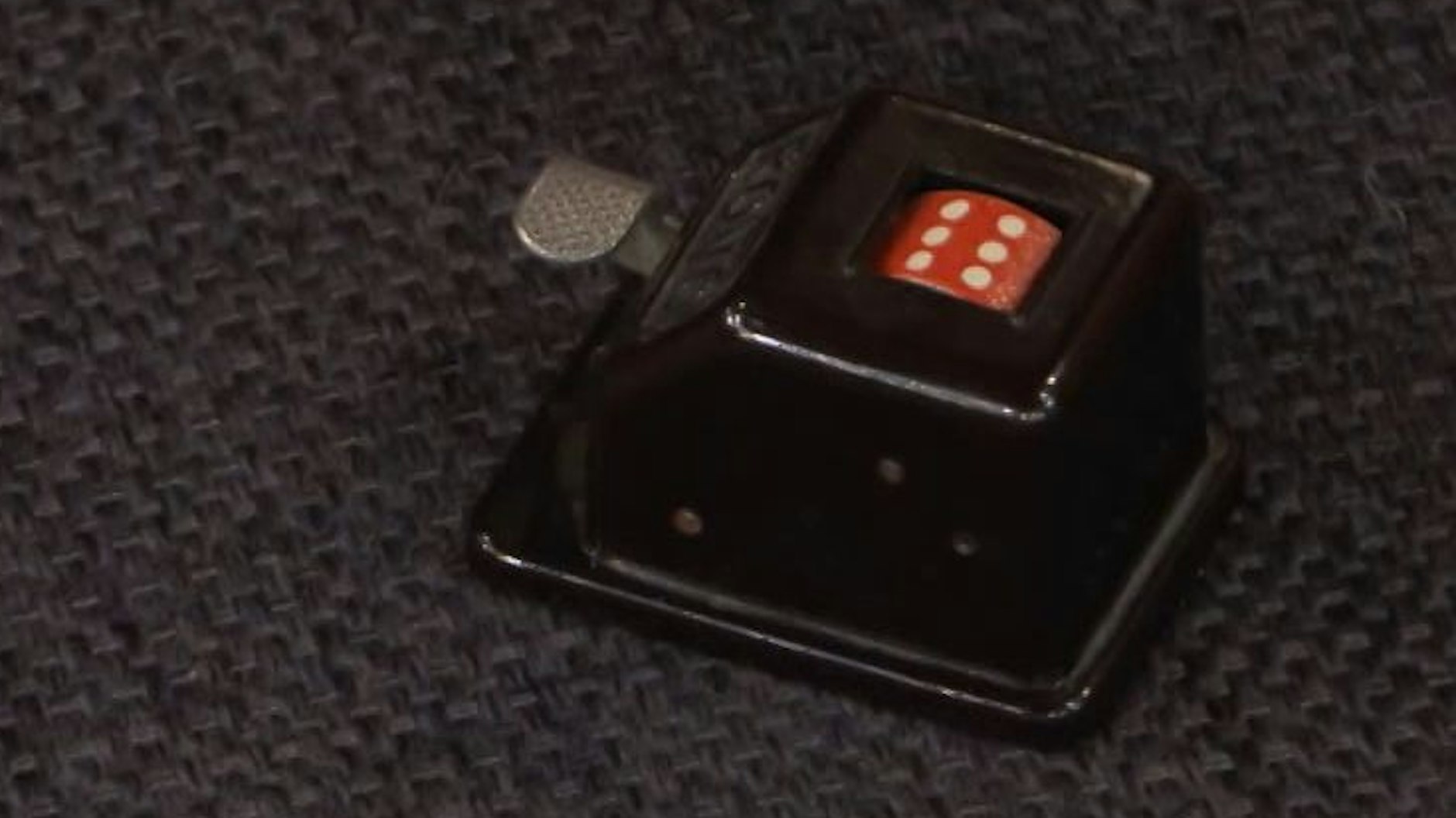 Der kleine Würfelautomat entscheidet über den Verkaufspreis.