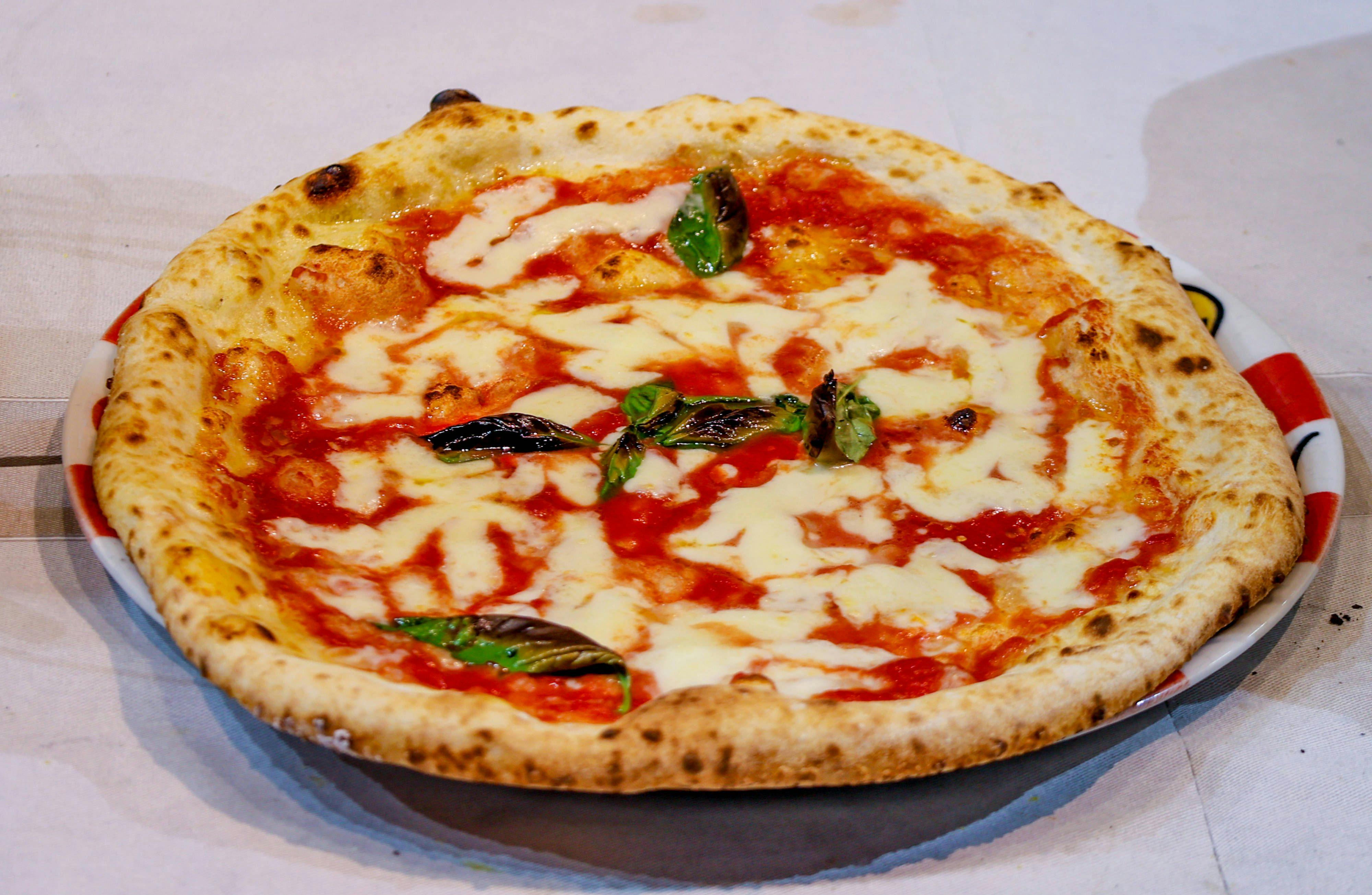 Einfaches Rezept für Pizza aus der Heißluftfritteuse: Schnell und lecker