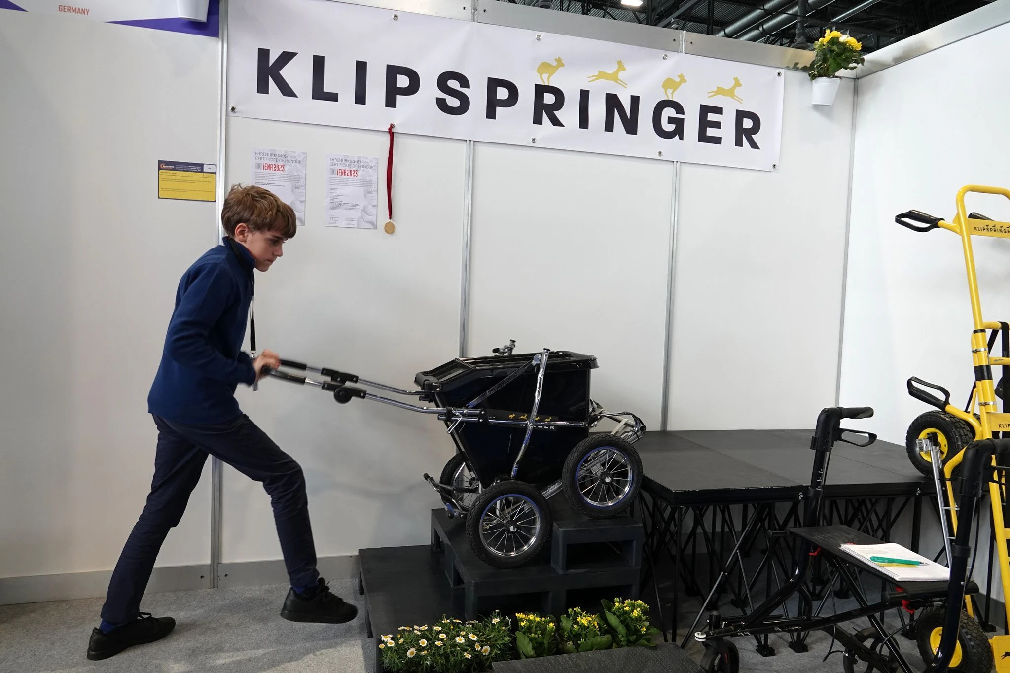 Rafael Boisseau demonstriert den Klipspringer.  