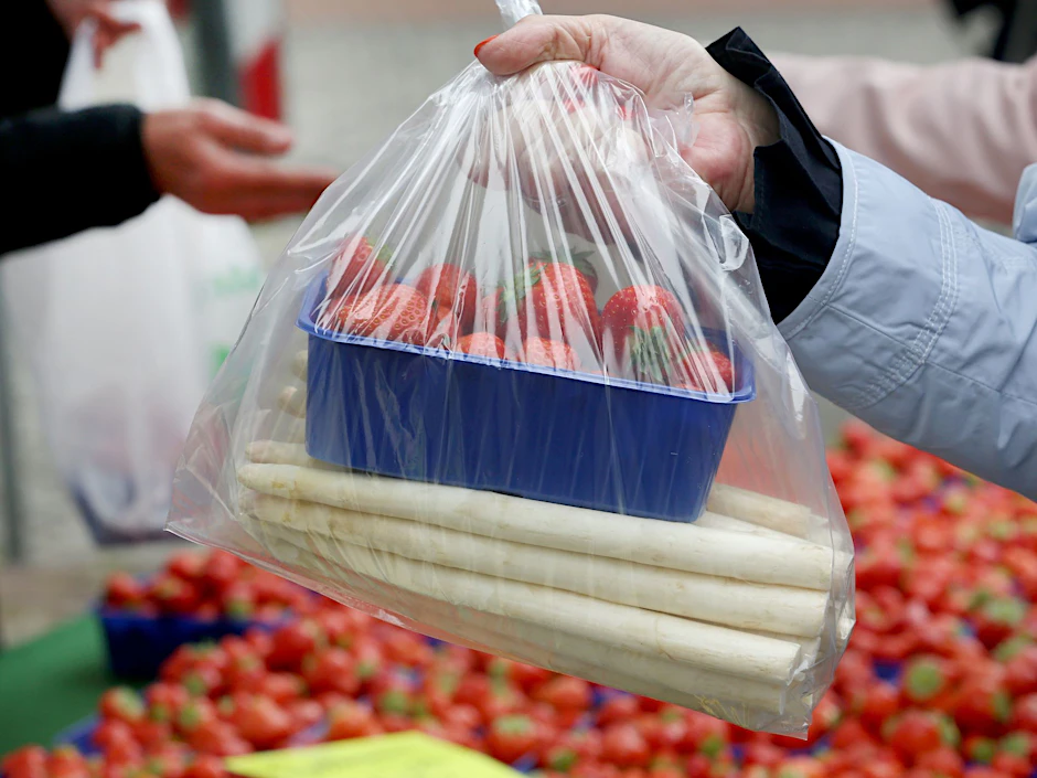ARCHIV - Erdbeeren und Spargel werden gern gemeinsam gekauft.  