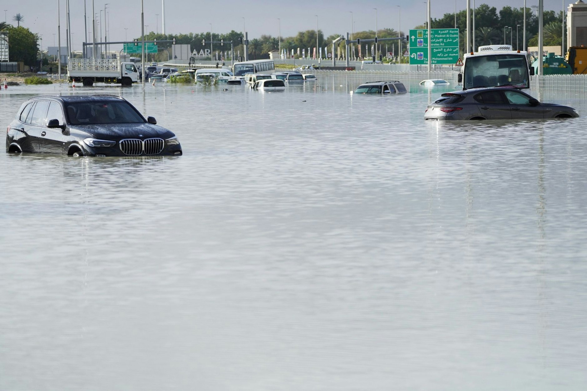 Eine Hauptstraße in Dubai: Schwere Gewitter zogen am Dienstag über die Vereinigten Arabischen Emirate hinweg und brachten dem Wüstenstaat Dubai innerhalb weniger Stunden so viel Regen wie seit anderthalb Jahren nicht mehr.  