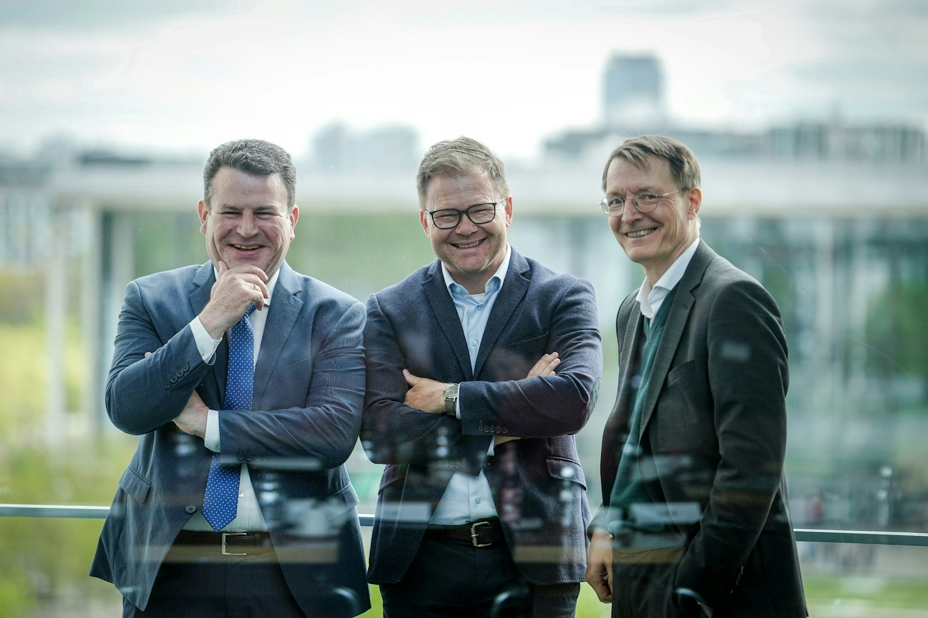 dpatopbilder - Muntere Gesellen: Arbeitsminister Hubertus Heil (l-r), Staatsminister Carsten Schneider und Gesundheitsminister Karl Lauterbach nehmen an der Sitzung des Bundeskabinetts teil. Thema ist unter anderem der Jahresabrüstungsbericht 2023.  