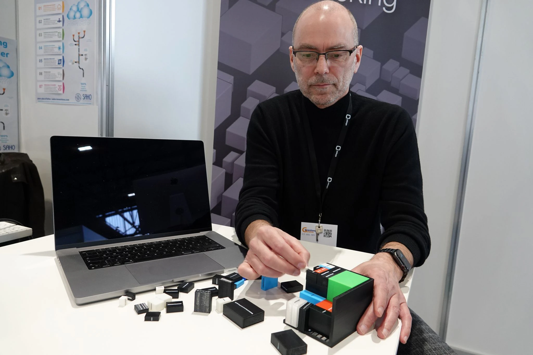 Mario Tomiak zeigt sein Paketsystem zum Platzsparen.  