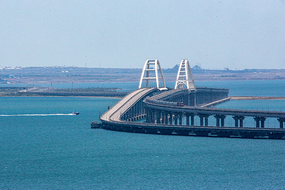 Ein Güterzug fährt über die Eisenbahnverbindung der Krim-Brücke, die das russische Festland und die Halbinsel Krim über die Straße von Kertsch verbindet.