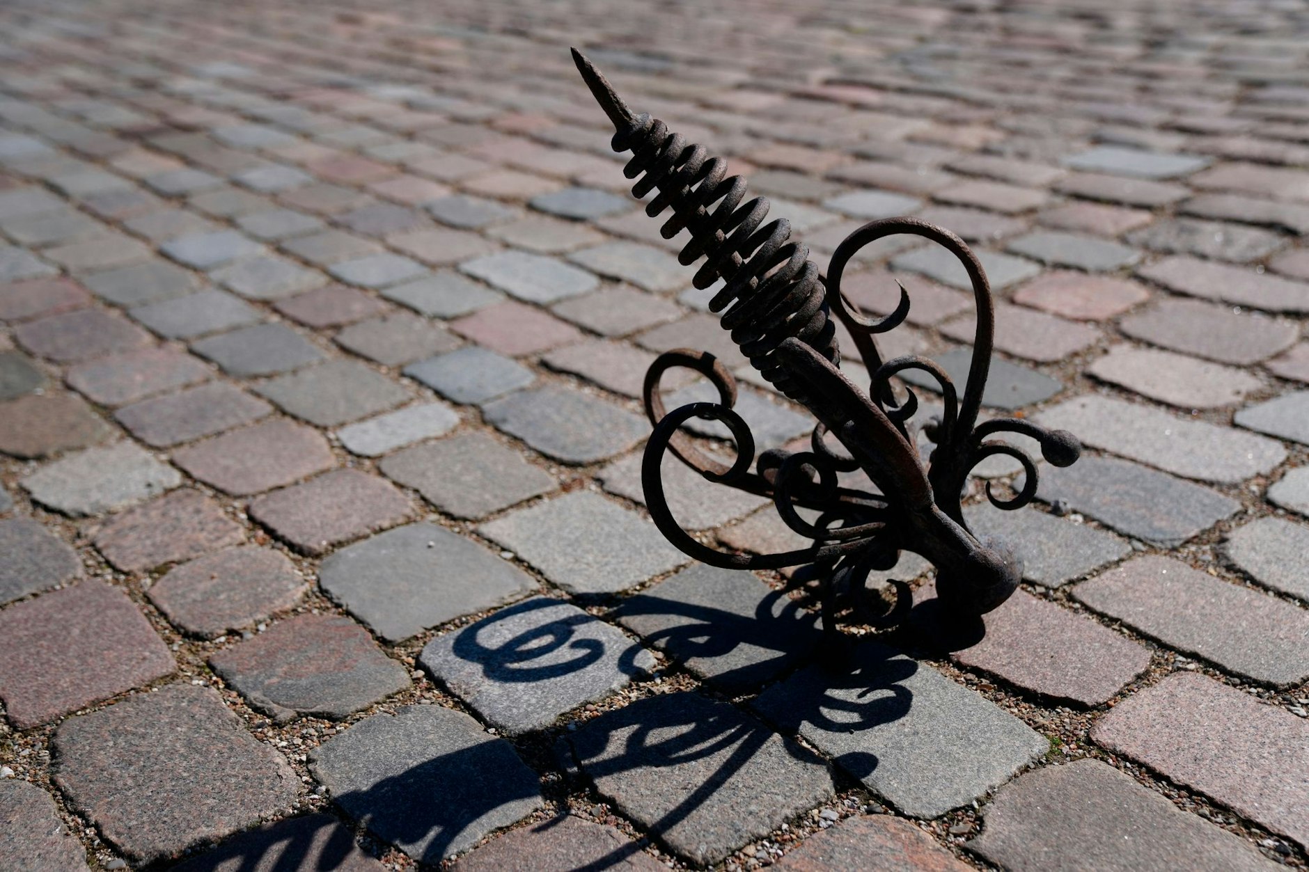 dpatopbilder - Sie hat Brand und den tiefen Sturz unbeschadet überstanden: Die Turmspitze vom Gebäude der ehemaligen Börse «Boersen» von Kopenhagen.   Foto/AP/dpa