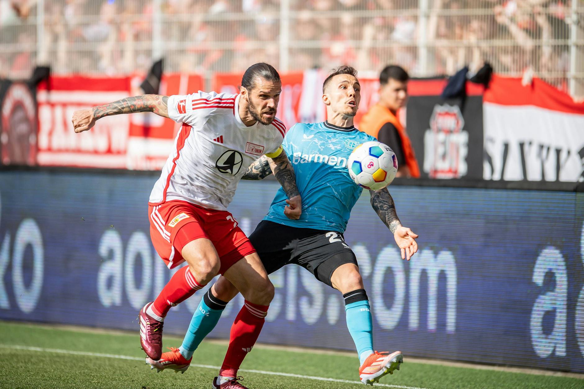 Christopher Trimmel vom 1. FC Union Berlin im Zweikampf mit Alejandro Grimaldo von Bayer 04 Leverkusen. Wo wird die Bundesliga ab 2025 gezeigt? Die DFL hat die Vergabe der TV-Rechte gestoppt.