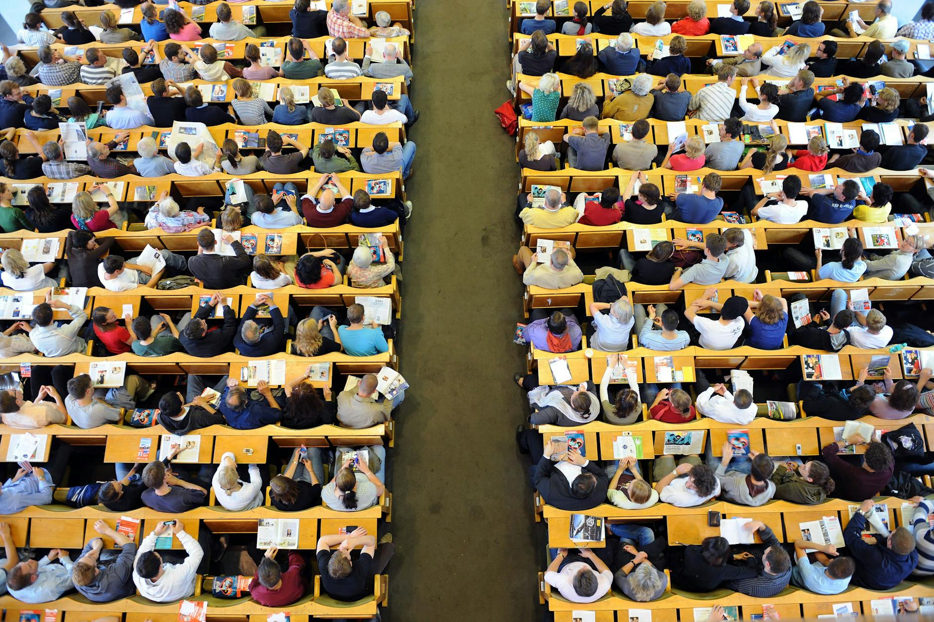 Studenten verfolgen im Hörsaal Audimax an der Humboldt-Universität in Berlin eine Vorlesung.