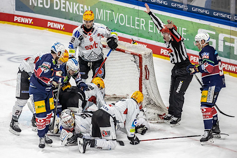 ARCHIV - Bremerhavens Torhüter Kristers Gudlevskis (unten M) wehrt einen Puck ab.  