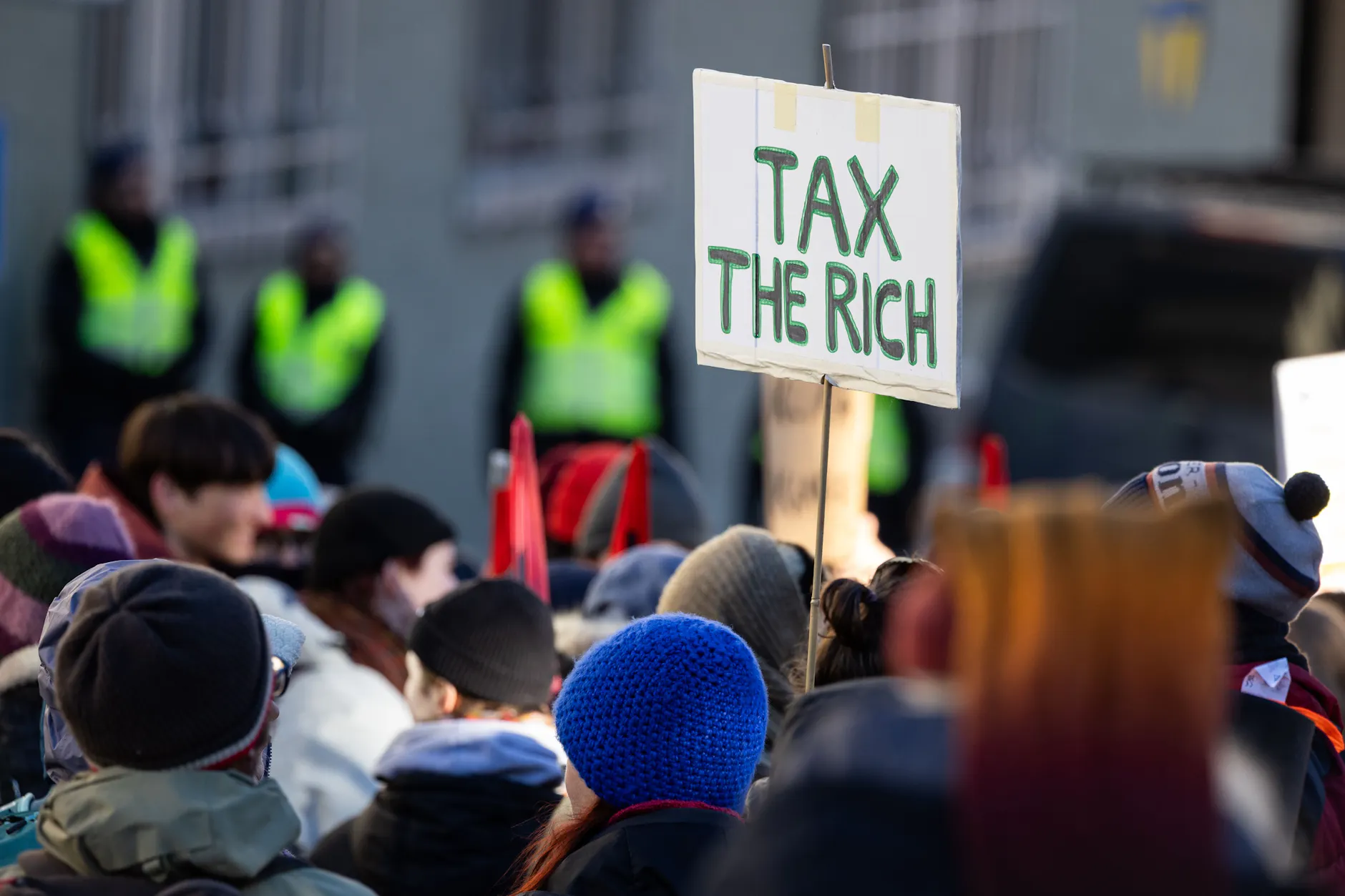 Schweiz, Davos: Auf einem Schild bei einer Demo anlässlich des Weltwirtschaftsforums steht Tax the rich, besteuert die Reichen. 