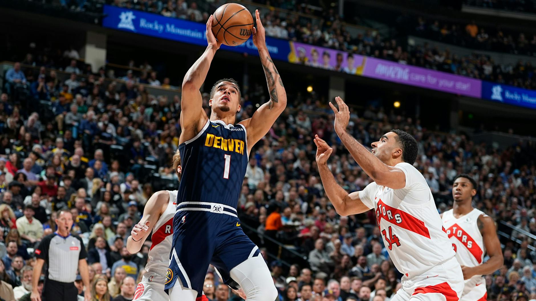Am 11. März spielten beide Brüder gegeneinander. Michael Porter Jr. von den Denver Nuggets setzt hier zum Wurf an. Jontay Porter (mit der Nummer 34) versucht zu verteidigen.