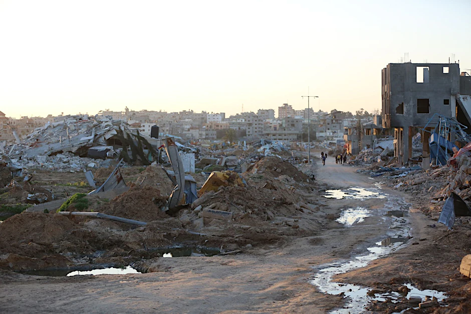 ARCHIV - Trümmer  und Ruinen auf einer Straße im Zentrum des Gazastreifens.  