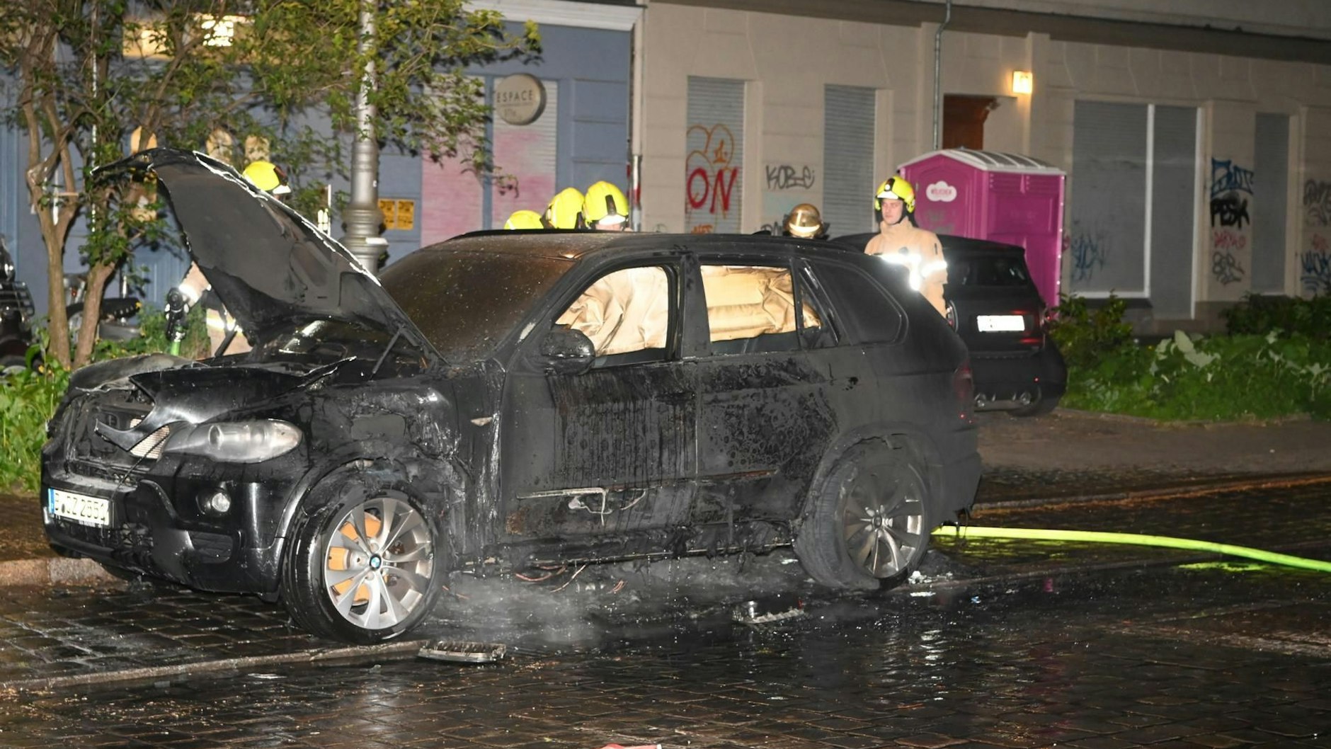 In Kreuzberg brannte ein SUV aus.