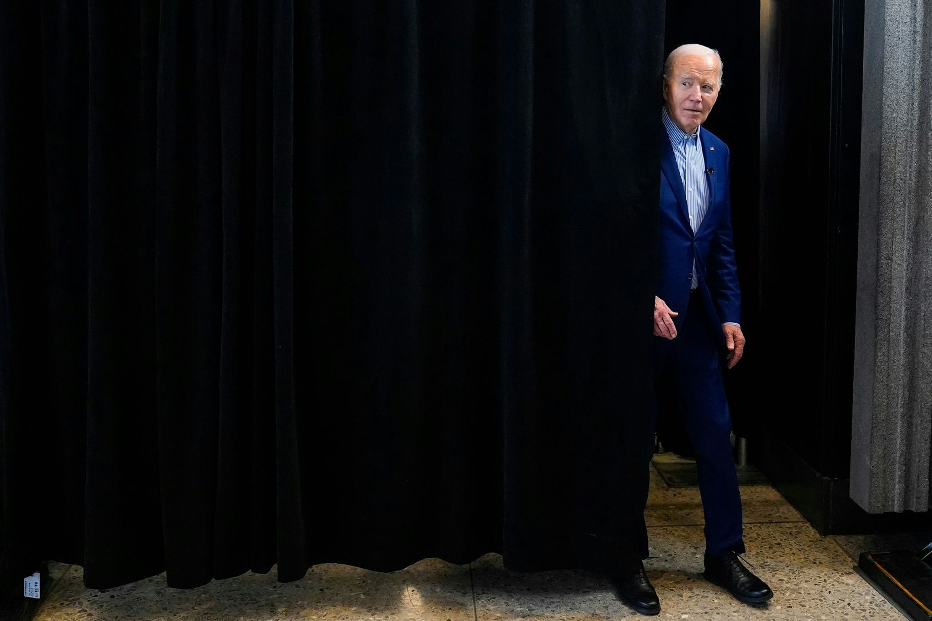 dpatopbilder - Vorhang auf für Joe Biden: Der US-Präsident begrüßt die Stahlarbeiter in der Zentrale der United Steelworkers in Pittsburgh.