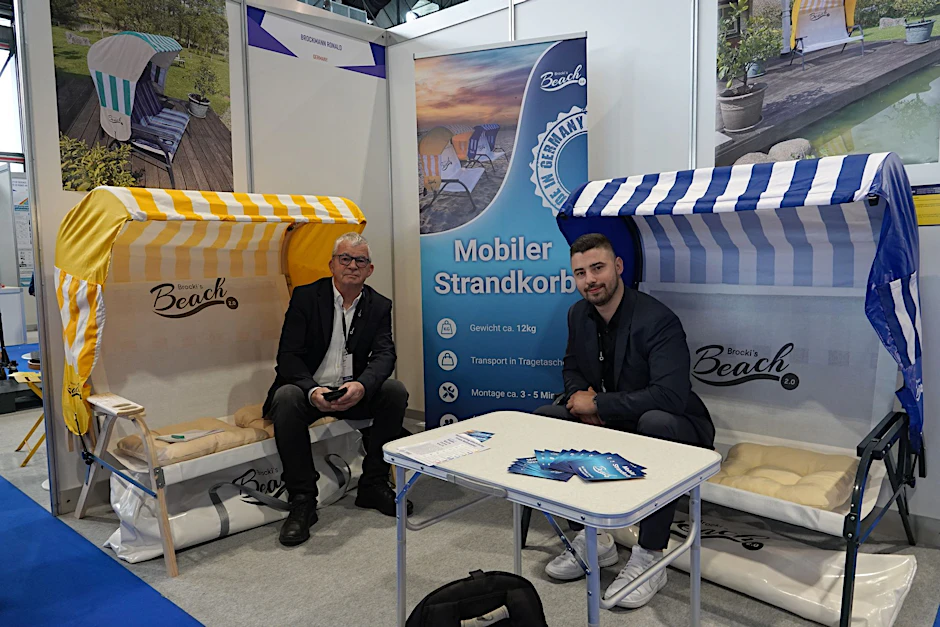 Ronald (l) und Robin Brockmann präsentieren in Genf ihre mobilen Strandkörbe.  