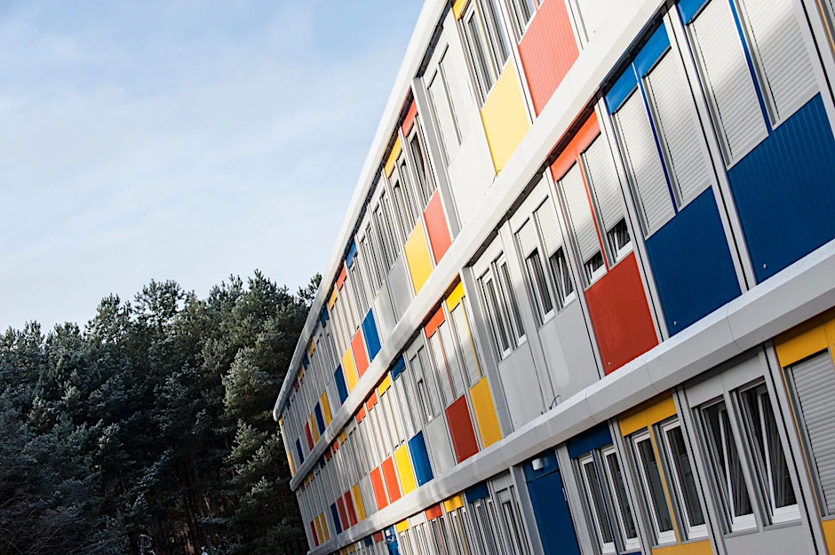 ARCHIV - Container für Geflüchtete in Berlin-Köpenick.  