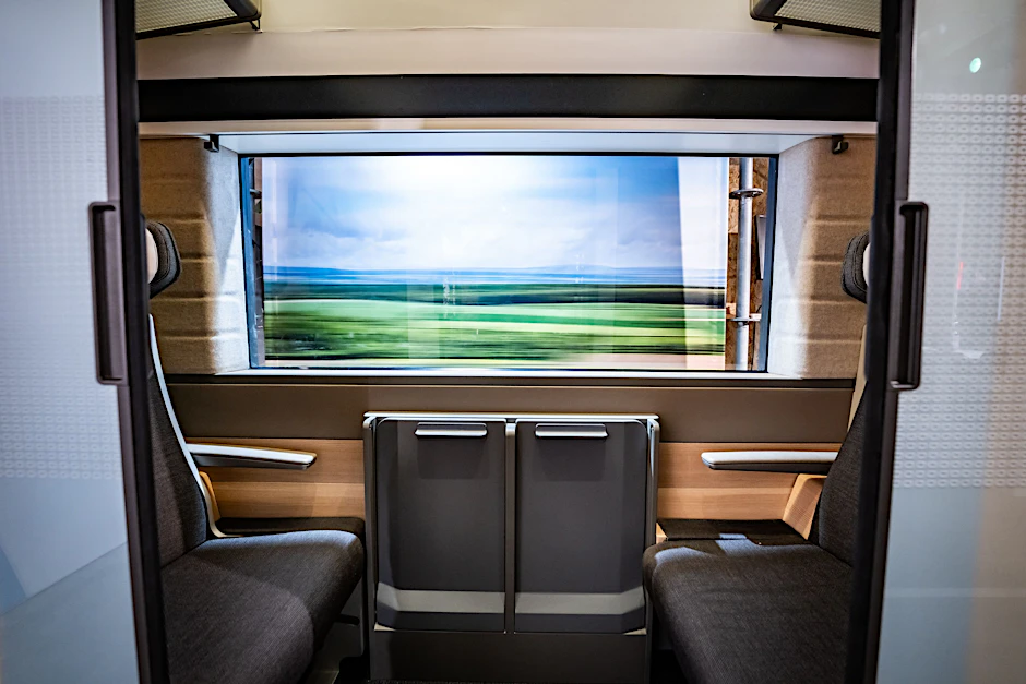 So könnte ein Zweierabteil bei der Bahn aussehen. Besucher der Messe „Mobilität erleben“ konnten einen Prototyp in Berlin testen.