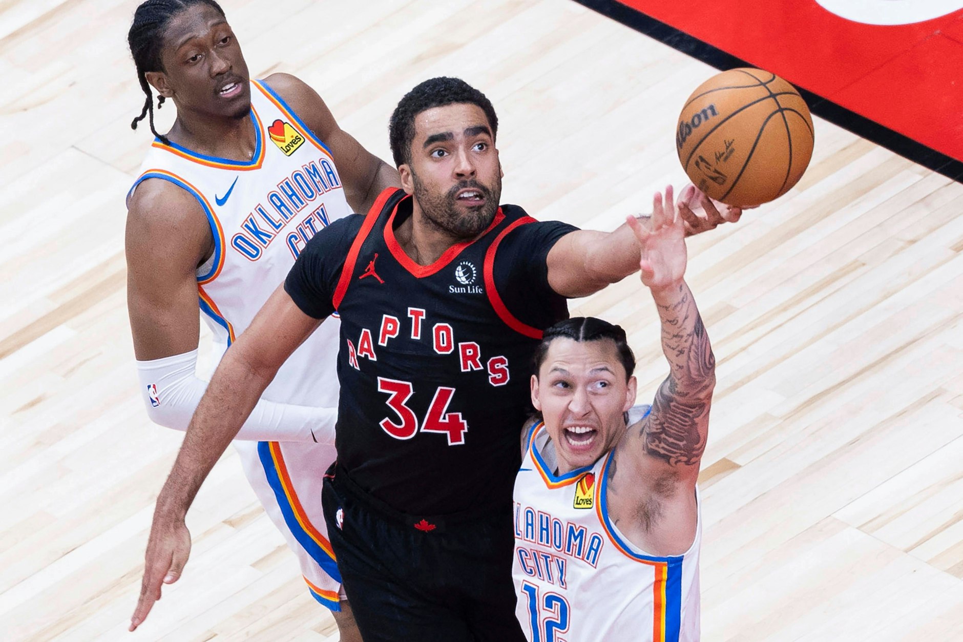 Jontay Porter (Mitte) von Toronto Raptors bei einem Spiel am 23. März gegen Oklahoma City Thunder. 