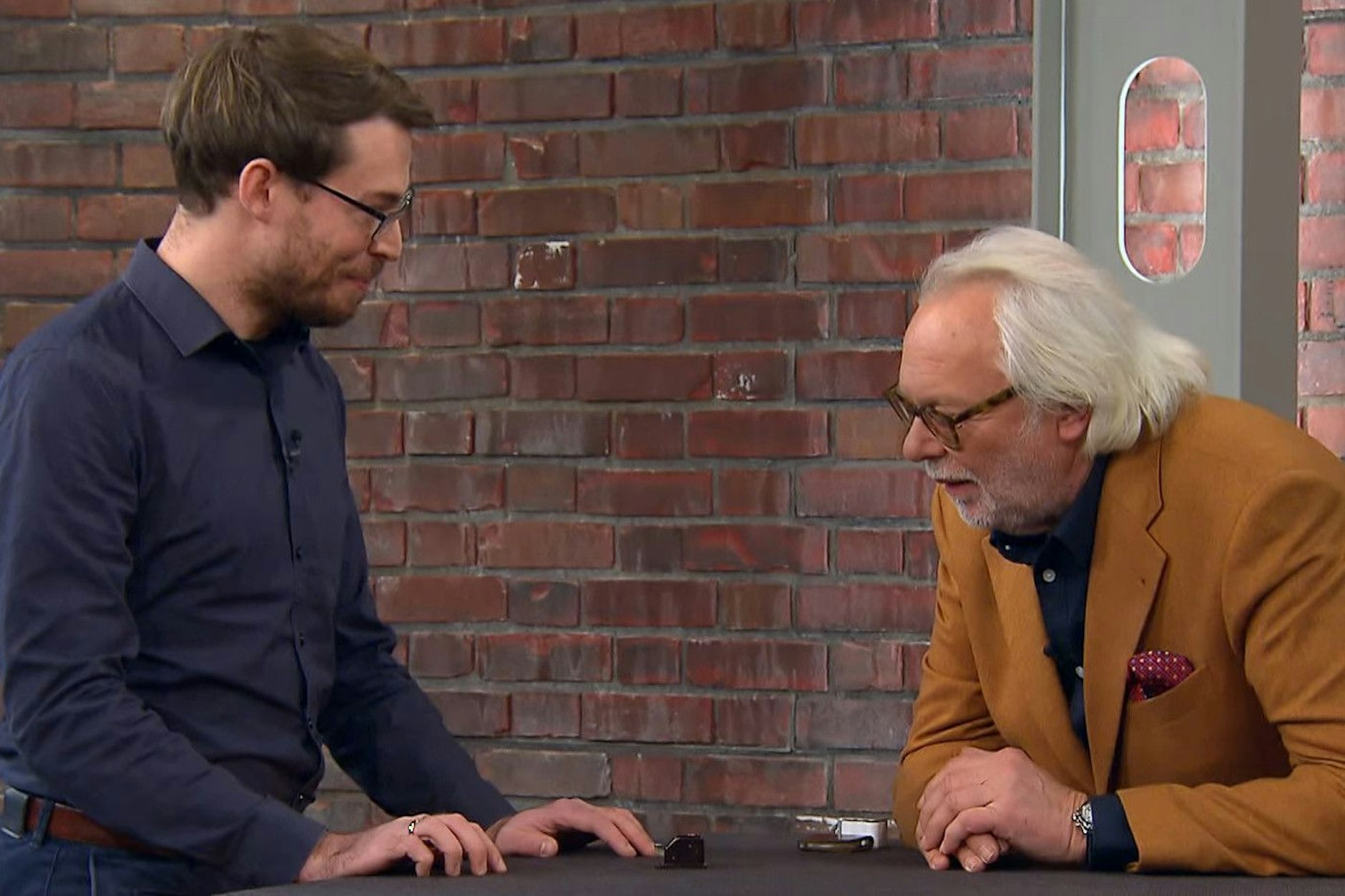 „Bares für Rares“-Händler Friedrich Häusser (re.) würfelt mit Verkäufer Jakob den Kaufpreis aus.