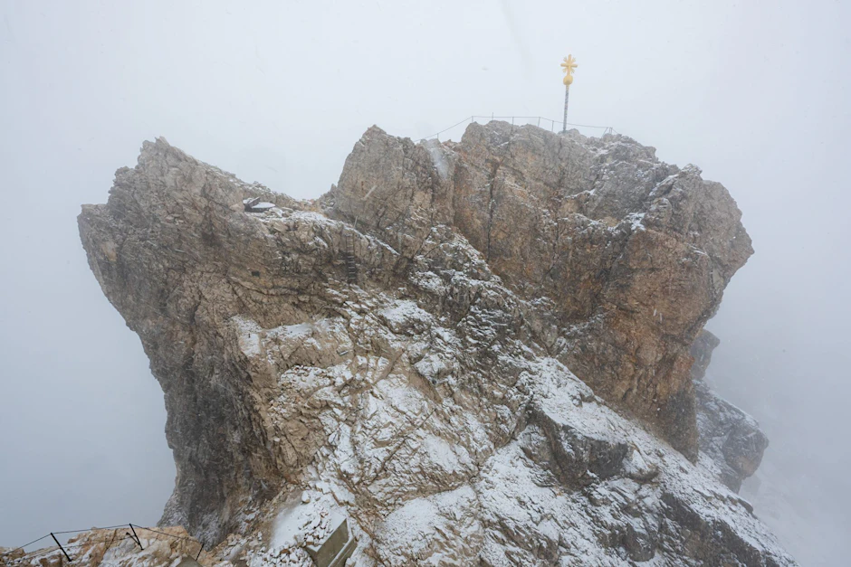 ARCHIV - Nebelwolken und Schneetreiben im Juli 2023 auf der Zugspitze (2962 Meter).  