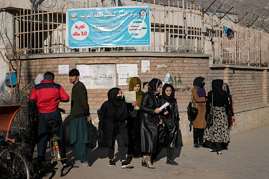 ARCHIV - Afghanische Studentinnen stehen vor der Universität Kabul.  d