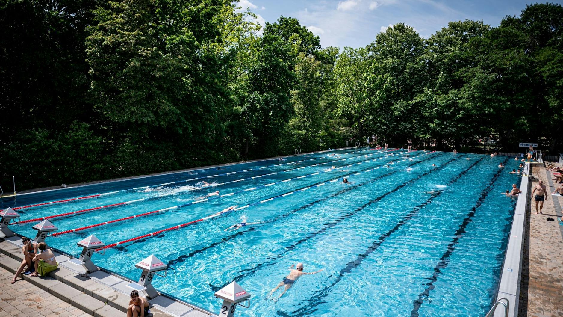 Besucher schwimmen an einem heißen Tag im Schwimmerbecken im Sommerbad Kreuzberg - Prinzenbad. Auch hier soll das Sportprojekt starten. 