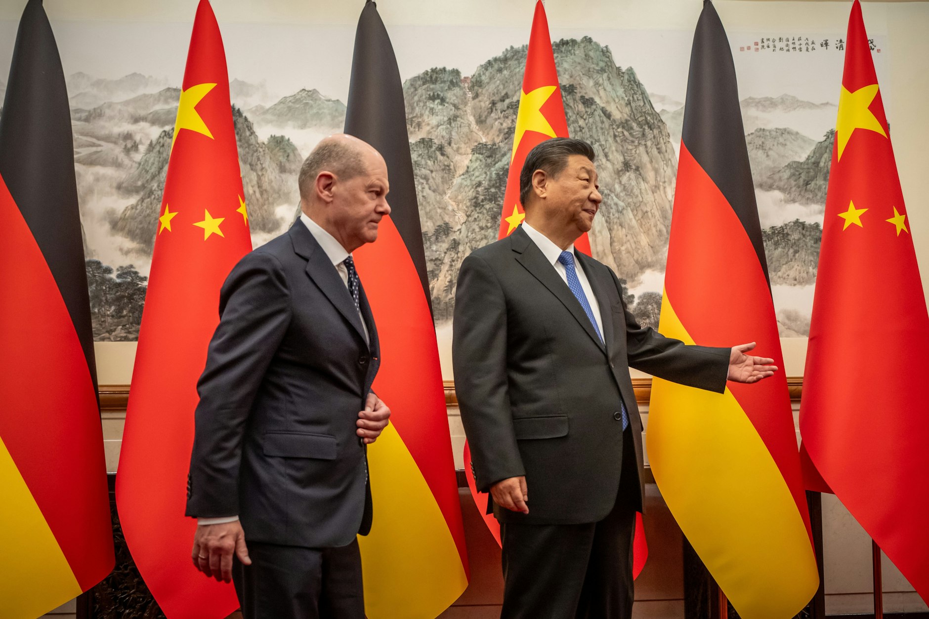 Bundeskanzler Olaf Scholz (SPD) wird vom chinesischen Staatspräsidenten Xi Jinping (r.) im Pekinger Staatsgästehaus empfangen.