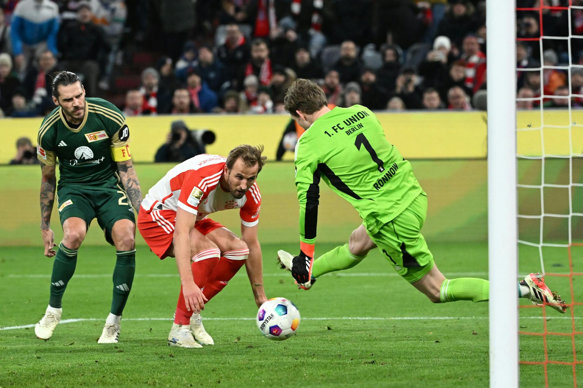 Szene aus dem Hinspiel: Frederik Rönnow (r.) rettet vor Bayern-Torjäger Harry Kane.