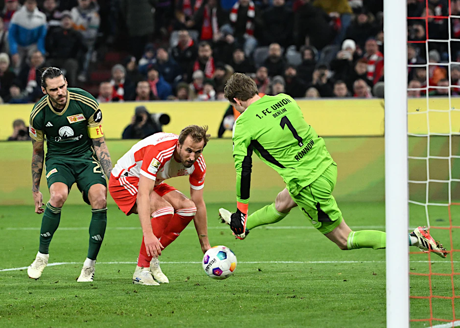 Szene aus dem Hinspiel: Frederik Rönnow (r.) rettet vor Bayern-Torjäger Harry Kane.