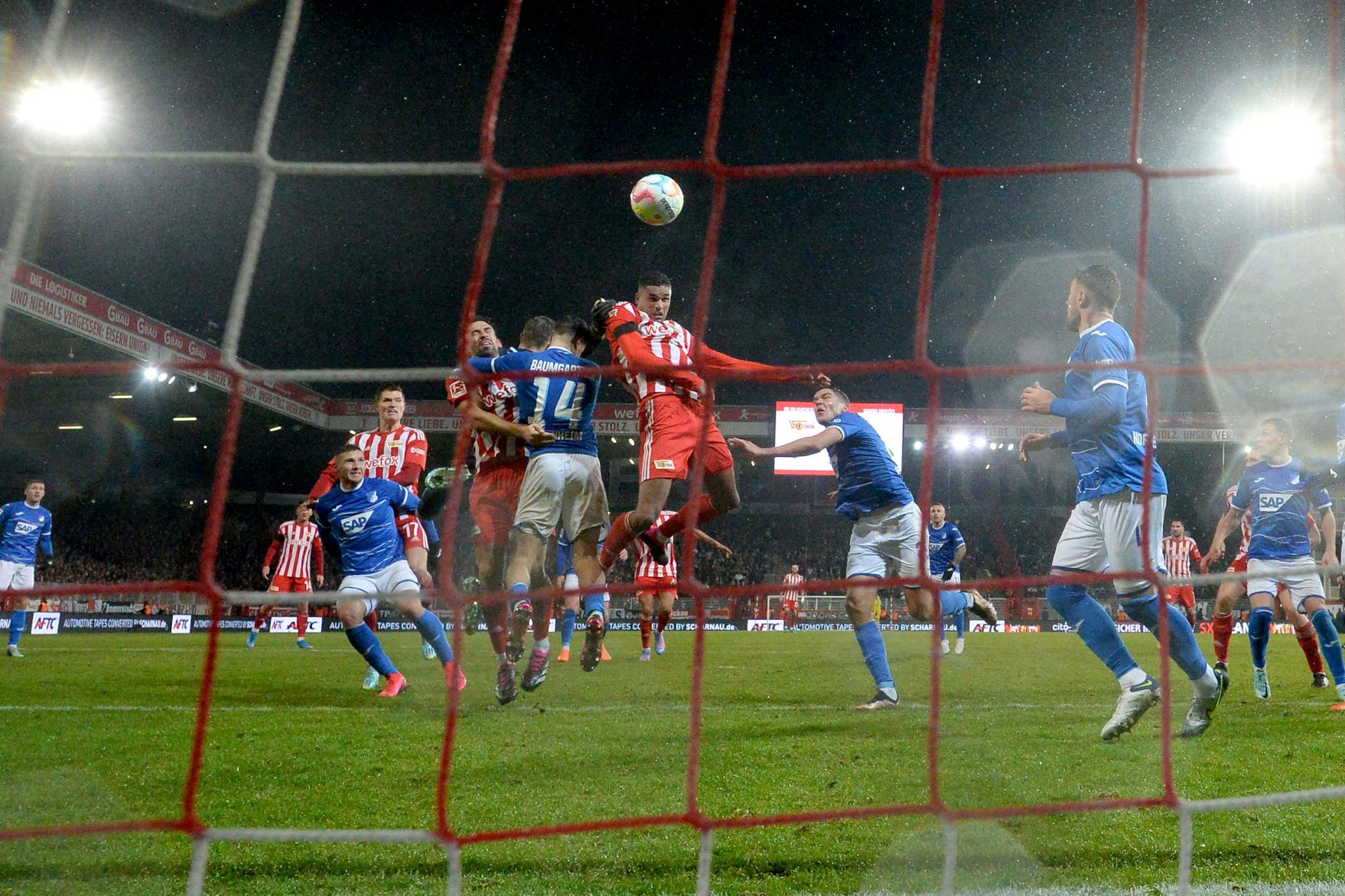 Danilho Doekhi, Unions Kopfballungeheuer. Hier köpft er in der Saison 2022/2023 das 2:1 gegen Hoffenheim.