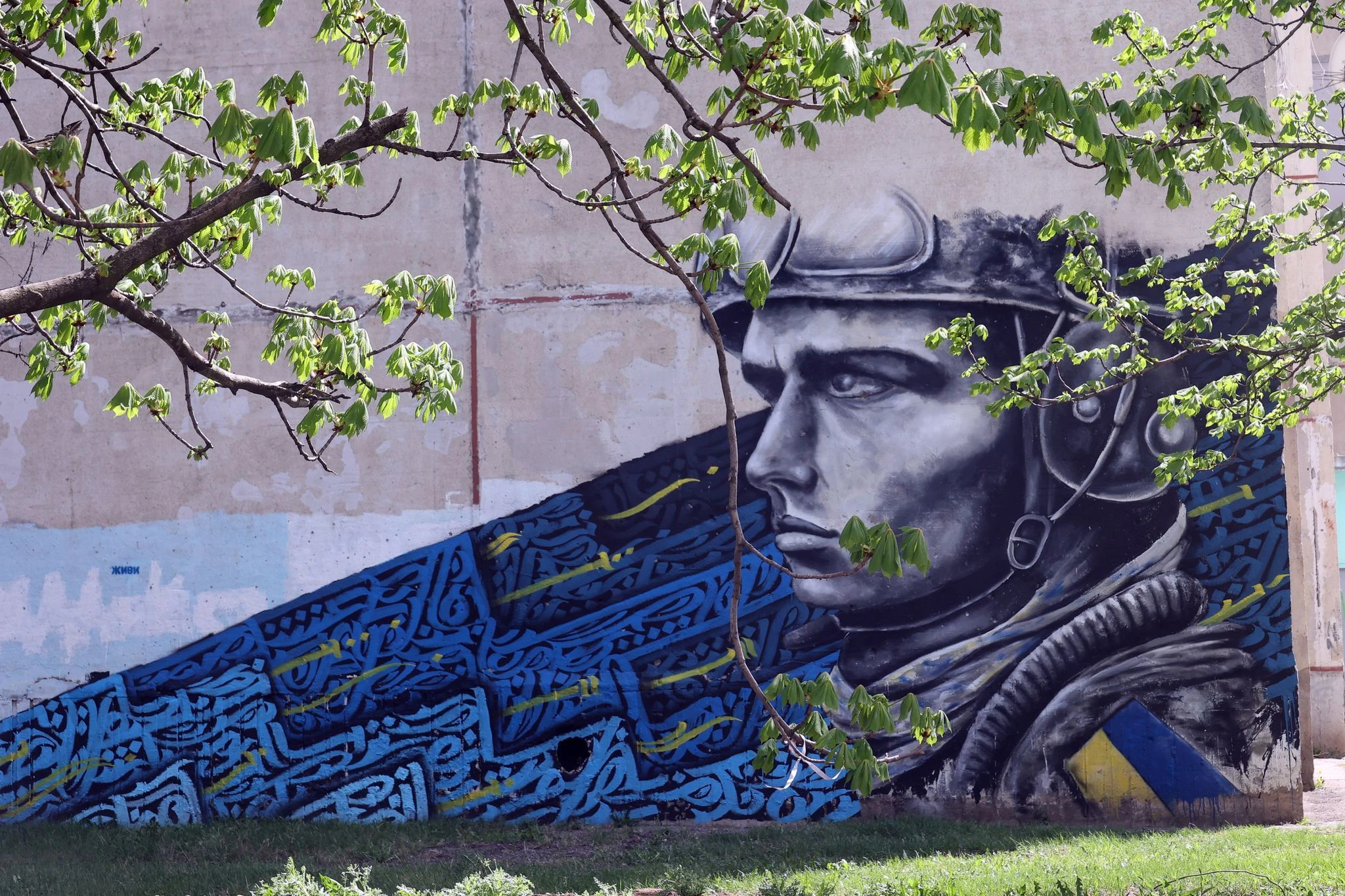 Ein Graffiti auf der Wand eines Wohnblocks zeigt einen ukrainischen Soldaten. Die Ukraine ist angesichts des russischen Angriffskrieges auf Waffenhilfe aus dem Westen angewiesen.  m/ Ukrinform/dpa