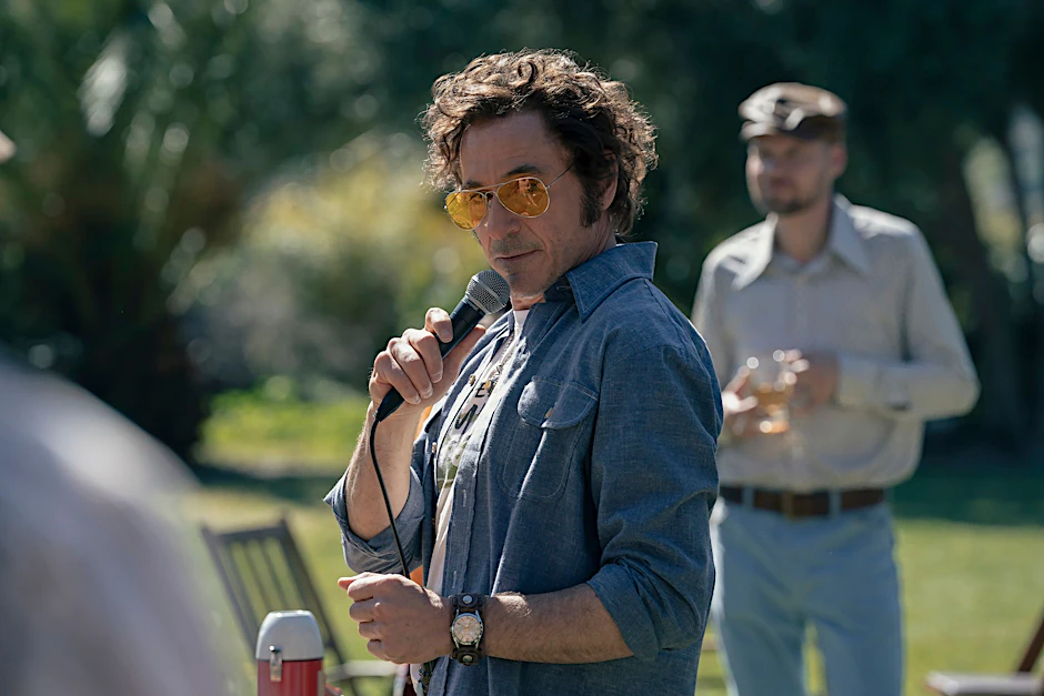 Robert Downey Jr. in einer Szene der Serie „The Sympathizer“. Er spielt darin vier Rollen.