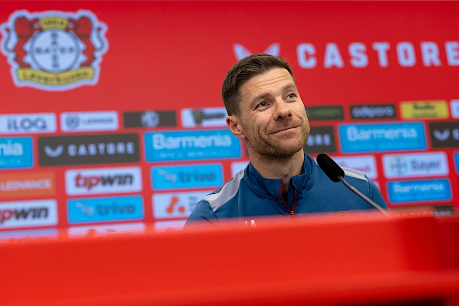 ARCHIV - Trainer Xabi Alonso kann mit Leverkusen das Triple holen.  