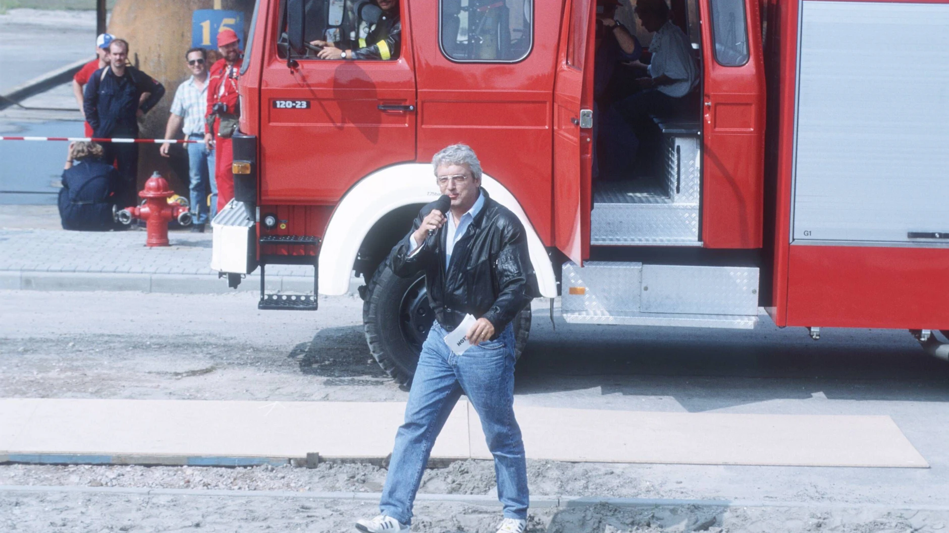 Hans Meiser im Jahr 1992 bei der Moderation seiner populären RTL-Sendung „Notruf“.