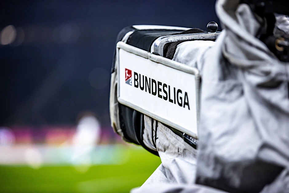 ARCHIV - Der Streit zwischen DFL und DAZN wirft kein gutes Licht auf den deutschen Fußball.  