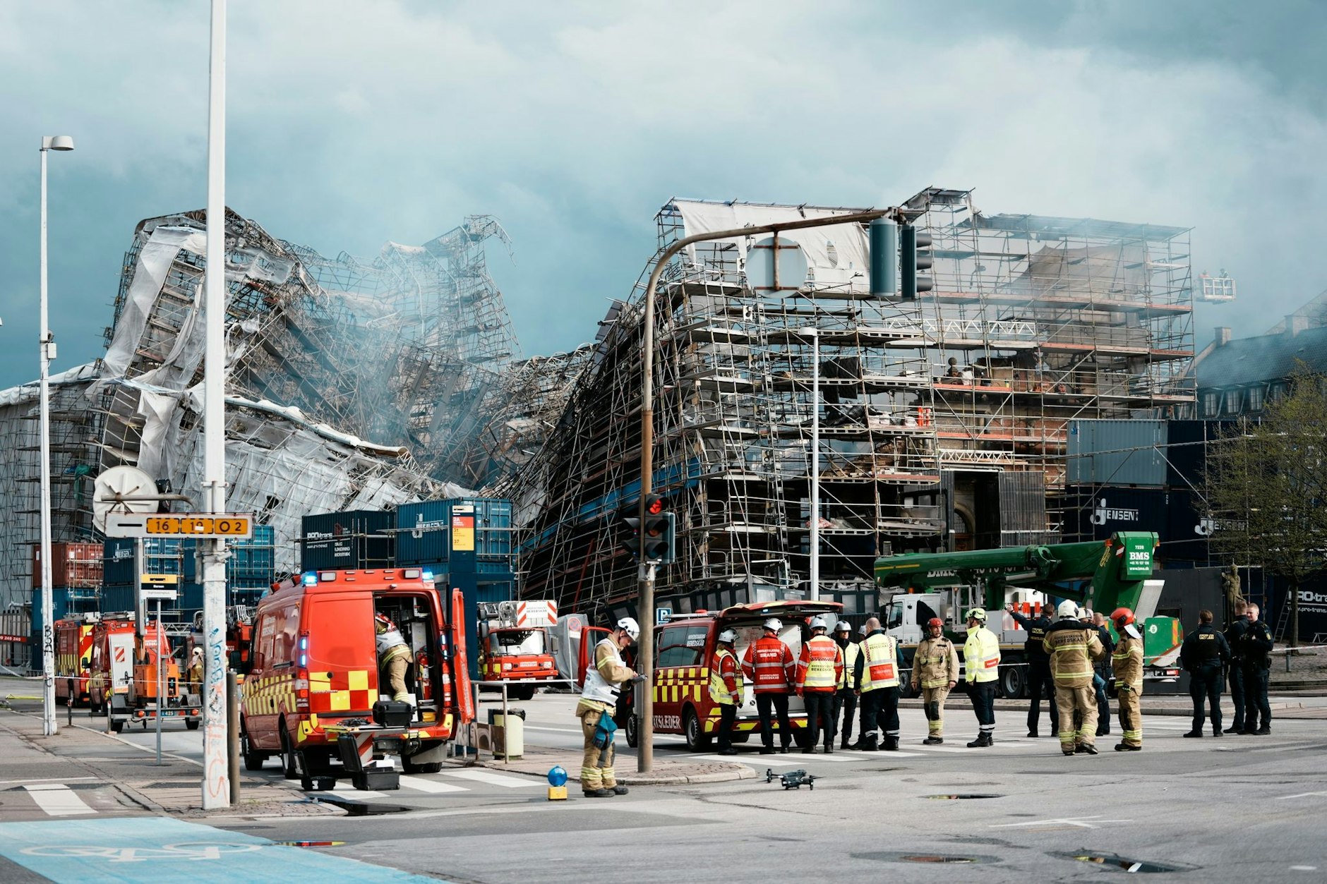Ein&nbsp;Feuer wütete am Dienstag in einem der ältesten&nbsp;Gebäude Kopenhagens, der alten Börse. Trotz Stabilisierung ist die Außenwand nun zusammengebrochen.&nbsp;