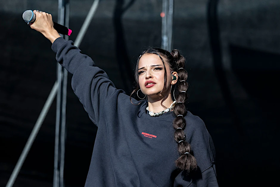 ARCHIV - Nina Chuba eroberte 2022 mit «Wildberry Lillet» die Spitze der deutschen Single-Charts.  