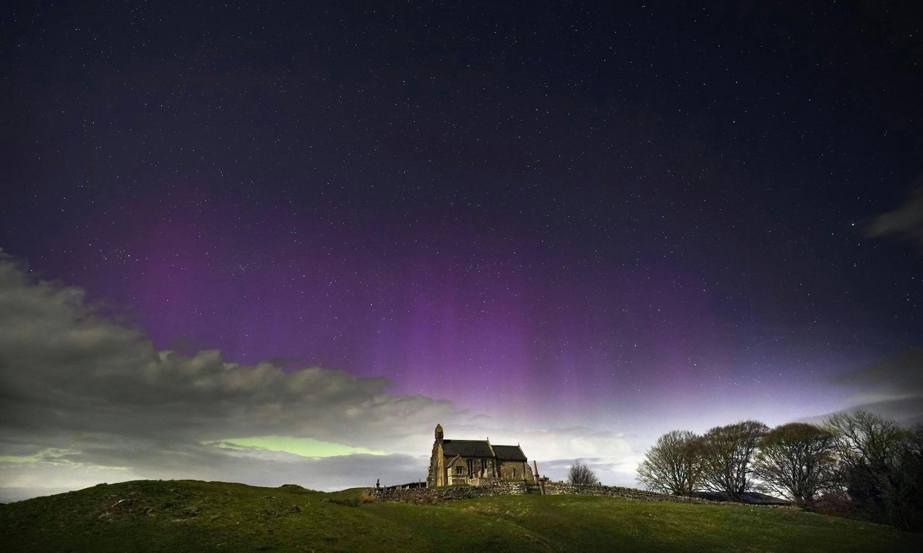 dpatopbilder - Ein erhabenes Schauspiel: Das Polarlicht, auch bekannt als Nordlicht, erhellt den Himmel kurz vor Mitternacht über der St. Aidan's Church im britischen Dorf Thockrington.