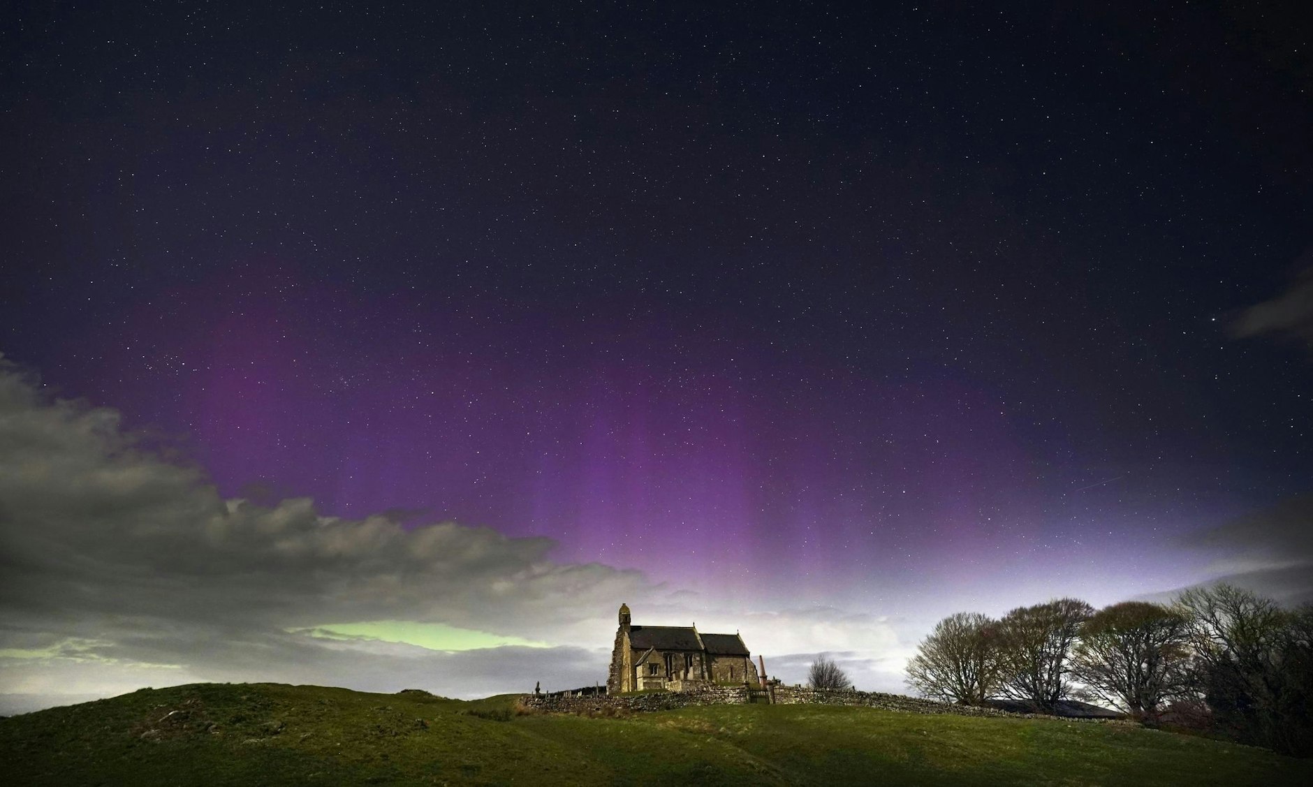dpatopbilder - Ein erhabenes Schauspiel: Das Polarlicht, auch bekannt als Nordlicht, erhellt den Himmel kurz vor Mitternacht über der St. Aidan's Church im britischen Dorf Thockrington.  