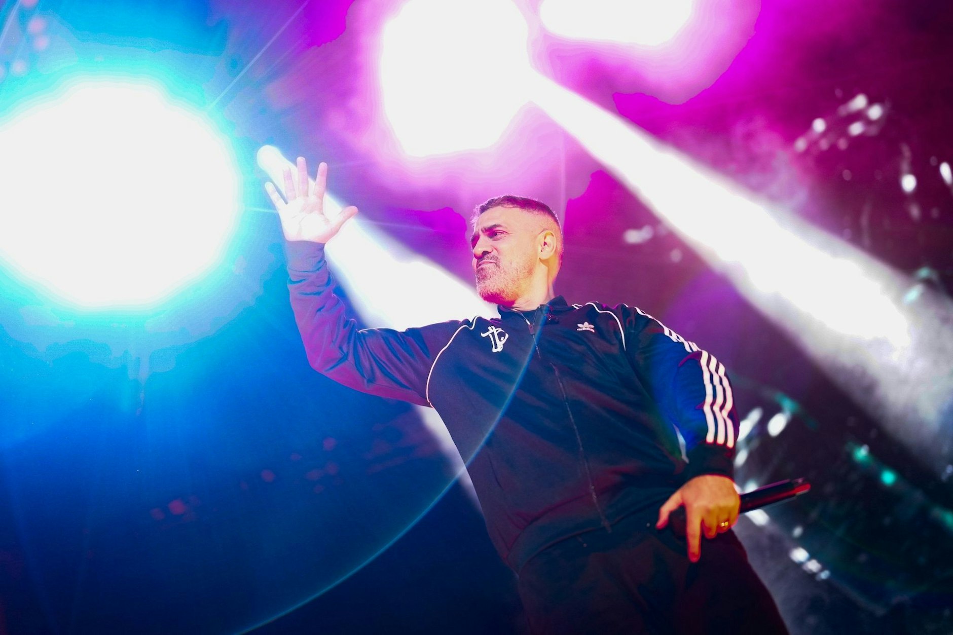 Zuletzt war er vor allem wegen mehrerer Gerichtsprozesse in den Schlagzeilen - jetzt tritt Rapper Bushido (45) in Deutschland, Österreich, der Schweiz und Luxemburg auf. Nach langer Konzertpause zeigt er sich bescheiden. Seine Tour heißt: «König für immer!»