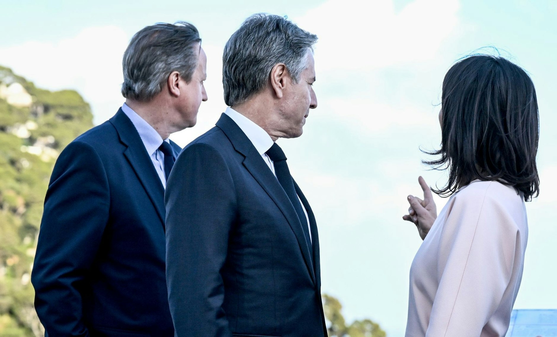 Ob es dort eine Lösung für die schwierige weltpolitische Lage gibt? Außenministerin Annalena Baerbock schaut mit ihrem britischen Amtskollegen David Cameron (l) und US-Außenminister Antony Blinken auf Capri aufs Meer. Zu den wichtigsten Themen beim Treffen der G7-Außenminister gehören die Kriege in der Ukraine und im Gazastreifen.