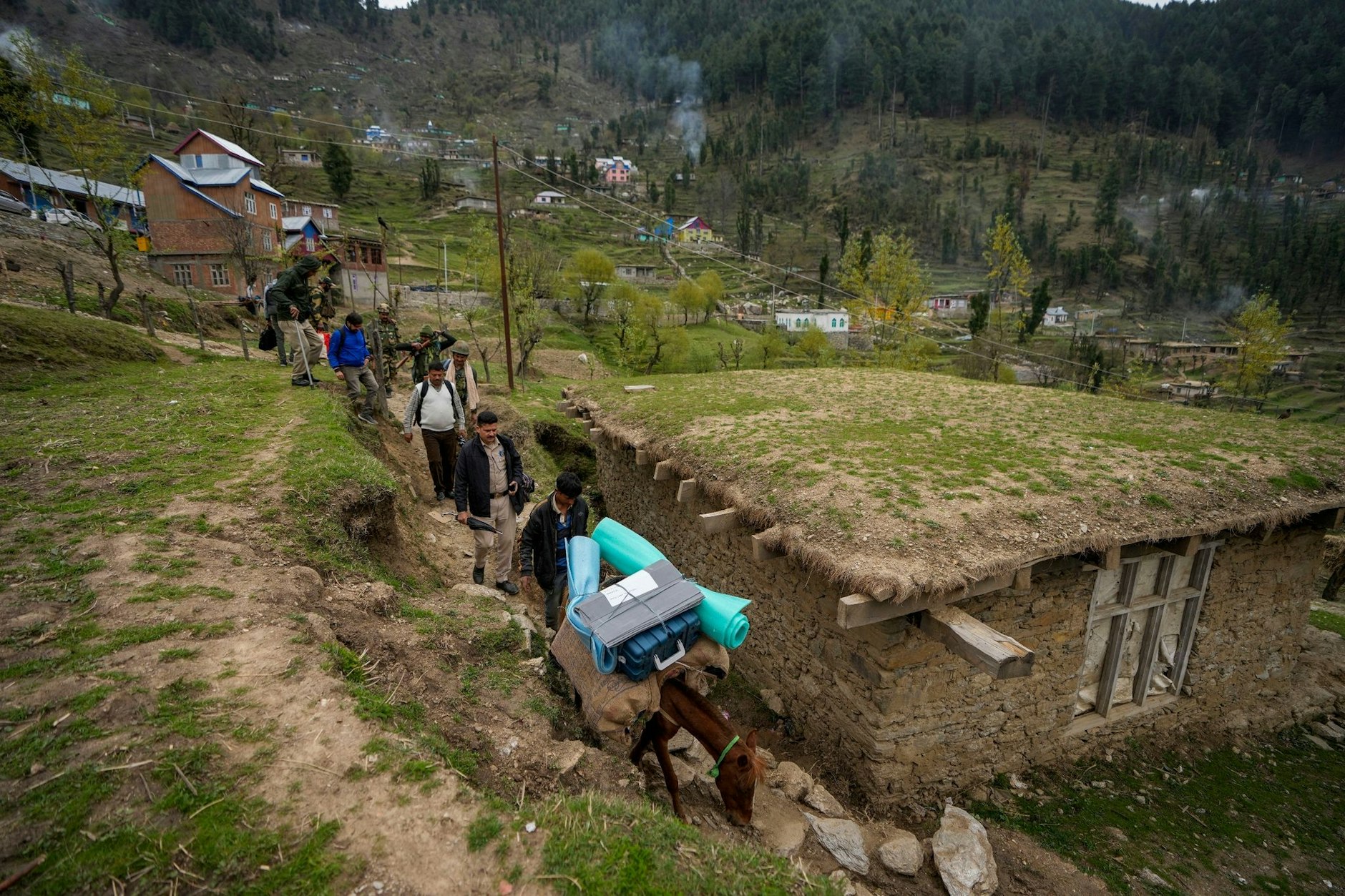 dpatopbilder - Wahlhelfer bringen Wahlmaterial zu einem Wahllokal in einer abgelegenen Bergregion am Vorabend des ersten Wahlgangs der sechswöchigen nationalen Wahlen in Indien.