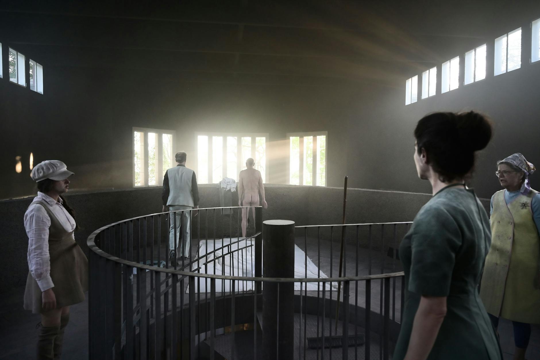 Die Performance „Monument eines unbekannten Menschen“ von Ersan Mondtag im deutschen Pavillon.