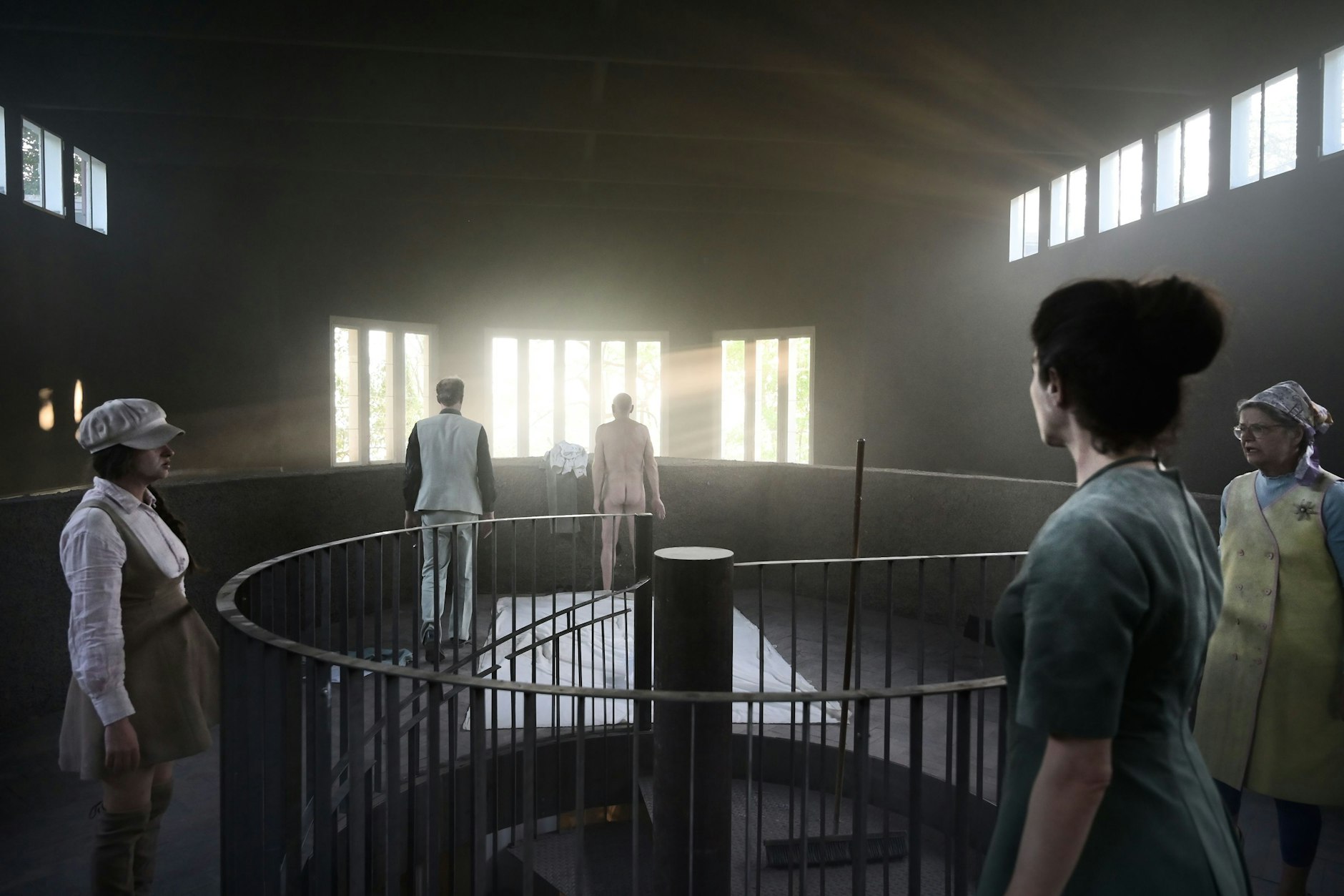 Die Performance „Monument eines unbekannten Menschen“ von Ersan Mondtag im deutschen Pavillon.