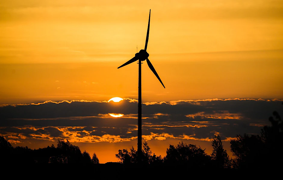 Erneuerbare Energie im Morgenlicht: Ein Windrad in Hannover bei Sonnenaufgang.&nbsp;