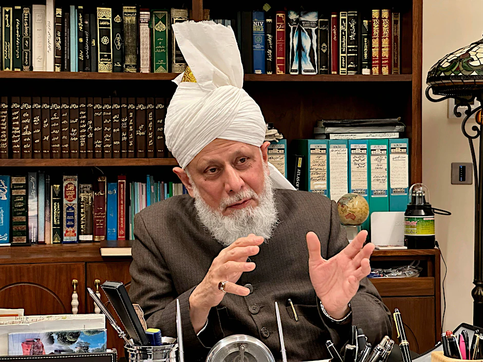 Kalif Hadhrat Mirza Masroor Ahmad von der islamischen Religionsgemeinschaft Ahmadiyya Muslim Jamaat im Gespräch mit der Berliner Zeitung.